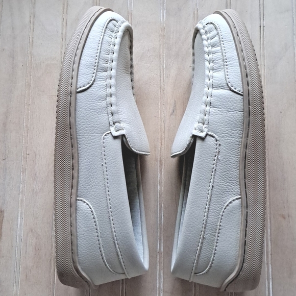 New My Pillow My Slippers Bone Off White Leather Memory Foam Slipper Moccasin - Picture 4 of 8